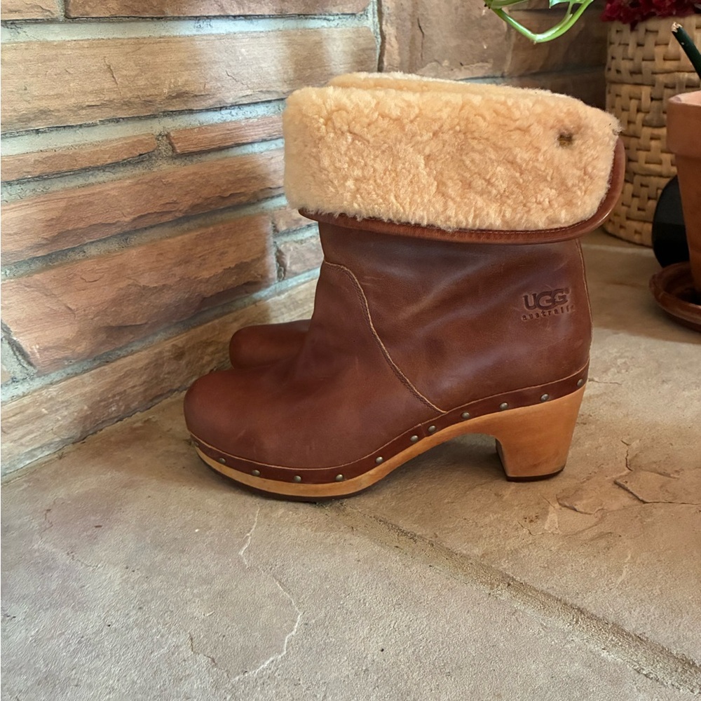 UGG Lynnea leather and sheepskin clog boots size 8